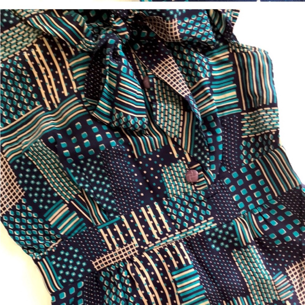 Silk Odille blouse, runs small- fits like a 0/xs. - Picture 7 of 8